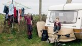 "The Travellers" heißt ein Projekt der Fotografin Birte Kaufmann, die sich mit fahrenden Arbeitsmigranten in Irland beschäftigt, die in Wohnwagen leben, oftmals ohne Elektrizität und fließend Wasser.