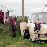 "The Travellers" heißt ein Projekt der Fotografin Birte Kaufmann, die sich mit fahrenden Arbeitsmigranten in Irland beschäftigt, die in Wohnwagen leben, oftmals ohne Elektrizität und fließend Wasser.
