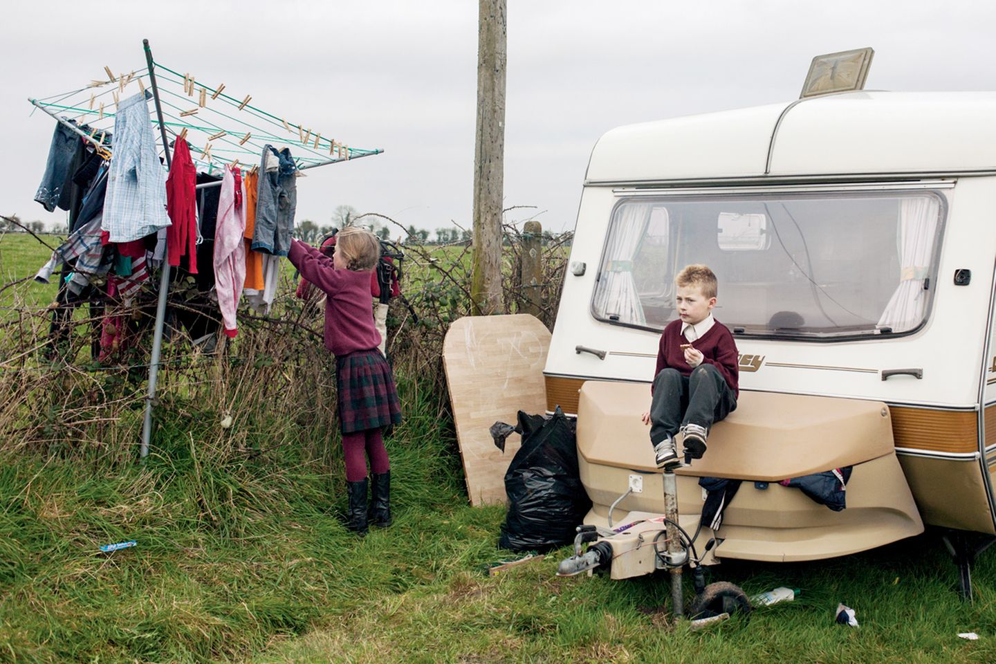 "The Travellers" heißt ein Projekt der Fotografin Birte Kaufmann, die sich mit fahrenden Arbeitsmigranten in Irland beschäftigt, die in Wohnwagen leben, oftmals ohne Elektrizität und fließend Wasser.