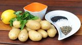 Die Backofenkartoffeln mit Sesampaste ist eine schnell gemachte Sättigungsbeilage, die zu allem passt vom Würstchen bis zum gegrillten Fisch oder Geflügel.  Sie brauchen:   1 kg Kartoffeln mit Schale, gewaschen, gebürstet. Drillingskartoffeln eignen sich gut.  Etwas Öl   150 g Sesampaste (Tahin) Gibt es mittlerweile in besseren Supermärkten  Sesam weiß oder schwarz  etwas Meersalz   1/2 Bund Petersilie   Saft einer Zitrone   2 Knoblauchzehen