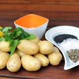 Die Backofenkartoffeln mit Sesampaste ist eine schnell gemachte Sättigungsbeilage, die zu allem passt vom Würstchen bis zum gegrillten Fisch oder Geflügel.  Sie brauchen:   1 kg Kartoffeln mit Schale, gewaschen, gebürstet. Drillingskartoffeln eignen sich gut.  Etwas Öl   150 g Sesampaste (Tahin) Gibt es mittlerweile in besseren Supermärkten  Sesam weiß oder schwarz  etwas Meersalz   1/2 Bund Petersilie   Saft einer Zitrone   2 Knoblauchzehen