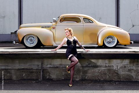 Jedes Jahr bringt der Hamburger Fotograf Carlos Kellá einen Autokalender heraus. Das Werk heißt "Girls & Legendary US-Cars" und ist etwas Besonderes: Der Kalender ist nämlich ehrlich und authentisch. Auch wenn man es nicht für möglich hält. Die Fotos kommen aus der US-Car-Szene und sind auch für sie gemacht.   Häufig werden Autofotografien solange mit Photoshop bearbeitet, bis sie überirdisch leuchten. Bie   Carlos Kellá stammen Autos und Modelle sichtlich aus dem wahren Leben. Auch die Frauen sind nicht aus einer Agentur gecastet. Sie sind sexy und bleiben doch Wesen aus Fleisch und Blut. Weiblich und nicht über-perfekt. Sie sind keine professionellen Models, sie melden sich über das Jahr, um bei dem mittlerweile legendären Kalender mitzuwirken.   Typisch der Hang zum Burlesque-Look, zu Petticoats und Tattoos. Die Frauen sind Amateure, die Spaß an einer stilisierten Zweitexistenz haben. Die meisten gehören zur Szene und sitzen selbst am Steuer eines Straßenkreuzers. Die Bilder sind nicht vom Fotografen arrangiert. Die Frauen inszenieren sich selbst neben den mächtigen Karossen. Das unterscheidet die Fotos von Kalendern, in denen langbeinige Silikonträgerinnen Männerphantasien wahr werden lassen. Carlos Kellá und seine Models machen den ehrlichsten erotischen Auto-Kalender des Jahres.  Das Schöne an dem Kalender: Es gibt ein Blatt für jede Woche - 52 Bögen mit stolzen Frauen und stolzen Wagen.  "Girls & Legendary US-Cars 2015"  Carlos Kellá (Herausgeber, Fotograf)  56 Seiten, SWAY Books
