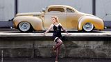 Jedes Jahr bringt der Hamburger Fotograf Carlos Kellá einen Autokalender heraus. Das Werk heißt "Girls & Legendary US-Cars" und ist etwas Besonderes: Der Kalender ist nämlich ehrlich und authentisch. Auch wenn man es nicht für möglich hält. Die Fotos kommen aus der US-Car-Szene und sind auch für sie gemacht.   Häufig werden Autofotografien solange mit Photoshop bearbeitet, bis sie überirdisch leuchten. Bie   Carlos Kellá stammen Autos und Modelle sichtlich aus dem wahren Leben. Auch die Frauen sind nicht aus einer Agentur gecastet. Sie sind sexy und bleiben doch Wesen aus Fleisch und Blut. Weiblich und nicht über-perfekt. Sie sind keine professionellen Models, sie melden sich über das Jahr, um bei dem mittlerweile legendären Kalender mitzuwirken.   Typisch der Hang zum Burlesque-Look, zu Petticoats und Tattoos. Die Frauen sind Amateure, die Spaß an einer stilisierten Zweitexistenz haben. Die meisten gehören zur Szene und sitzen selbst am Steuer eines Straßenkreuzers. Die Bilder sind nicht vom Fotografen arrangiert. Die Frauen inszenieren sich selbst neben den mächtigen Karossen. Das unterscheidet die Fotos von Kalendern, in denen langbeinige Silikonträgerinnen Männerphantasien wahr werden lassen. Carlos Kellá und seine Models machen den ehrlichsten erotischen Auto-Kalender des Jahres.  Das Schöne an dem Kalender: Es gibt ein Blatt für jede Woche - 52 Bögen mit stolzen Frauen und stolzen Wagen.  "Girls & Legendary US-Cars 2015"  Carlos Kellá (Herausgeber, Fotograf)  56 Seiten, SWAY Books