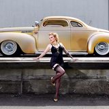 Jedes Jahr bringt der Hamburger Fotograf Carlos Kellá einen Autokalender heraus. Das Werk heißt "Girls & Legendary US-Cars" und ist etwas Besonderes: Der Kalender ist nämlich ehrlich und authentisch. Auch wenn man es nicht für möglich hält. Die Fotos kommen aus der US-Car-Szene und sind auch für sie gemacht.   Häufig werden Autofotografien solange mit Photoshop bearbeitet, bis sie überirdisch leuchten. Bie   Carlos Kellá stammen Autos und Modelle sichtlich aus dem wahren Leben. Auch die Frauen sind nicht aus einer Agentur gecastet. Sie sind sexy und bleiben doch Wesen aus Fleisch und Blut. Weiblich und nicht über-perfekt. Sie sind keine professionellen Models, sie melden sich über das Jahr, um bei dem mittlerweile legendären Kalender mitzuwirken.   Typisch der Hang zum Burlesque-Look, zu Petticoats und Tattoos. Die Frauen sind Amateure, die Spaß an einer stilisierten Zweitexistenz haben. Die meisten gehören zur Szene und sitzen selbst am Steuer eines Straßenkreuzers. Die Bilder sind nicht vom Fotografen arrangiert. Die Frauen inszenieren sich selbst neben den mächtigen Karossen. Das unterscheidet die Fotos von Kalendern, in denen langbeinige Silikonträgerinnen Männerphantasien wahr werden lassen. Carlos Kellá und seine Models machen den ehrlichsten erotischen Auto-Kalender des Jahres.  Das Schöne an dem Kalender: Es gibt ein Blatt für jede Woche - 52 Bögen mit stolzen Frauen und stolzen Wagen.  "Girls & Legendary US-Cars 2015"  Carlos Kellá (Herausgeber, Fotograf)  56 Seiten, SWAY Books