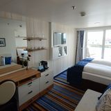 Der erste Eindruck: "Mein Schiff 3" wirkt dank der fast überall bodentiefen Fenster sehr hell und bietet den Passagieren viel Raum - auch in den Kabinen. Denn 920 der 1253 Kabinen haben einen Balkon.