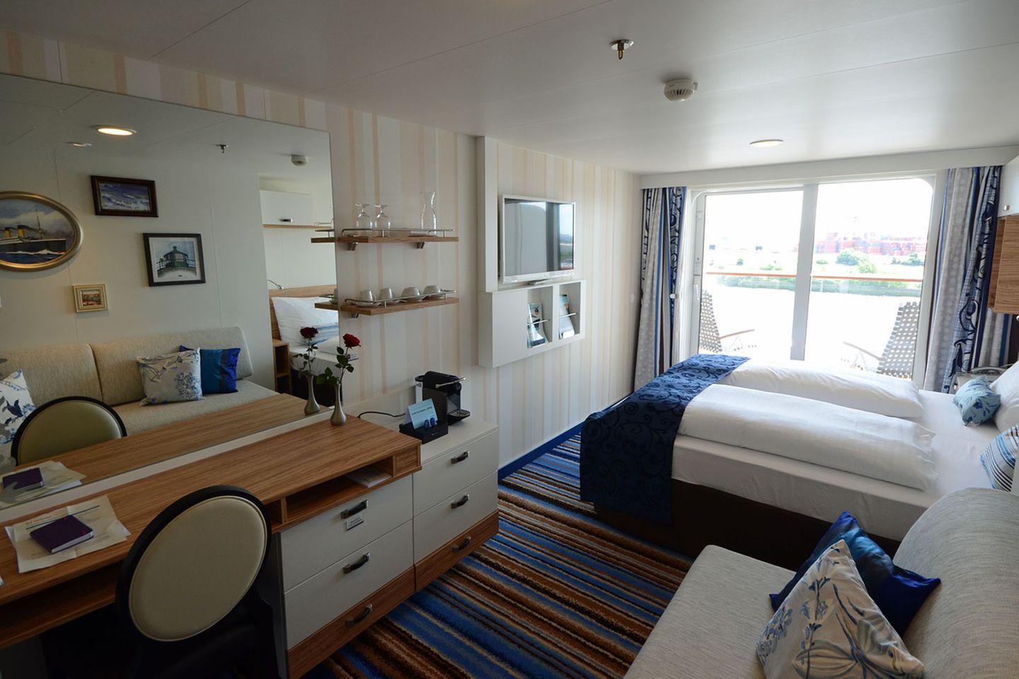 Der erste Eindruck: "Mein Schiff 3" wirkt dank der fast überall bodentiefen Fenster sehr hell und bietet den Passagieren viel Raum - auch in den Kabinen. Denn 920 der 1253 Kabinen haben einen Balkon.