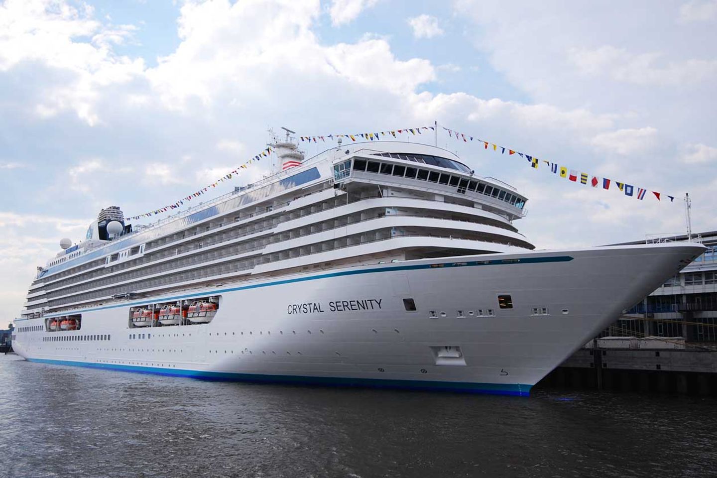 Die 2003 gebaute "Cyrstal Serenity" befährt für die Reederei Crystal Cruises mit Sitz in Kalifornien die Weltmeere. Das Unternehmen ist eine Tochterfirma der japanischen Reederei NYK.