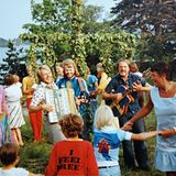 Trotz des Sieges beim ESC wollte sich der große internationale Erfolg zunächst nicht einstellen.  1974 spielen Björn und Benny beim Mittsommerfest auf der Insel Viggso