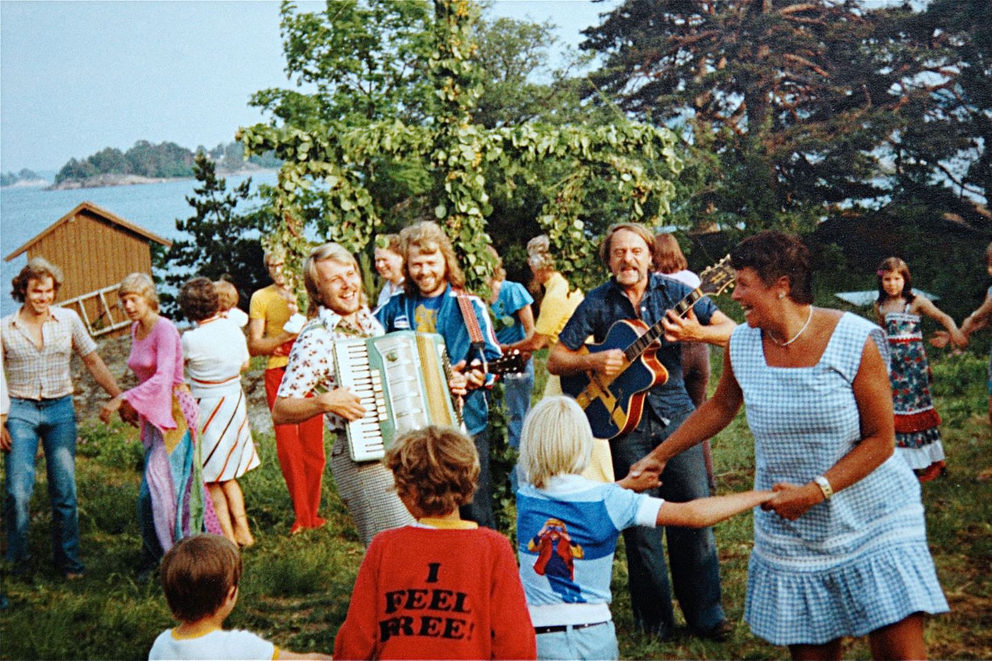 Trotz des Sieges beim ESC wollte sich der große internationale Erfolg zunächst nicht einstellen.  1974 spielen Björn und Benny beim Mittsommerfest auf der Insel Viggso