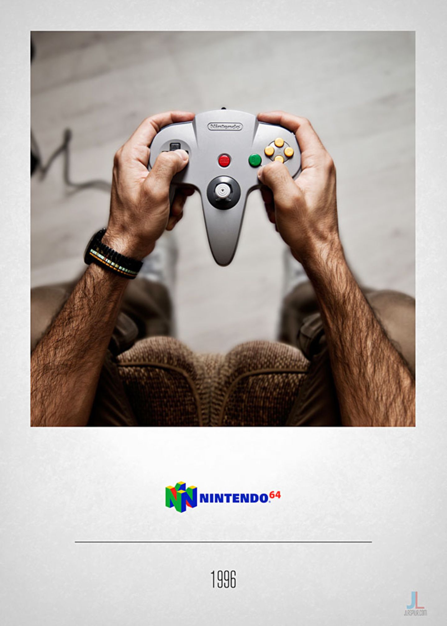 Gewöhnungsbedürftige Form: Mit dem Nintendo 64 bot der japanische Hersteller erstmals echte 3D-Welten auf einer seiner Konsolen. Der Controller überraschte mit dem Joystick in der Mitte.