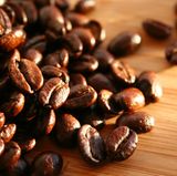 Wenn Kaffee im Kühlschrank aufbewahrt wird, verliert er nicht nur seinen Geschmack, sondern kann auch unangenehme Gerüche aus dem Kühlschrank aufnehmen. Kaffee sollte an einem kühlen, dunklen Ort gelagert werden, damit die Frische und der Geschmack erhalten bleiben.