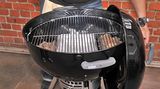 Nun noch die Aluschale zwischen die Kohlen legen und das obere Grillrost einsetzten. Nun kann mit dem indirekten Grillen begonnen werden.