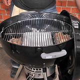 Nun noch die Aluschale zwischen die Kohlen legen und das obere Grillrost einsetzten. Nun kann mit dem indirekten Grillen begonnen werden.