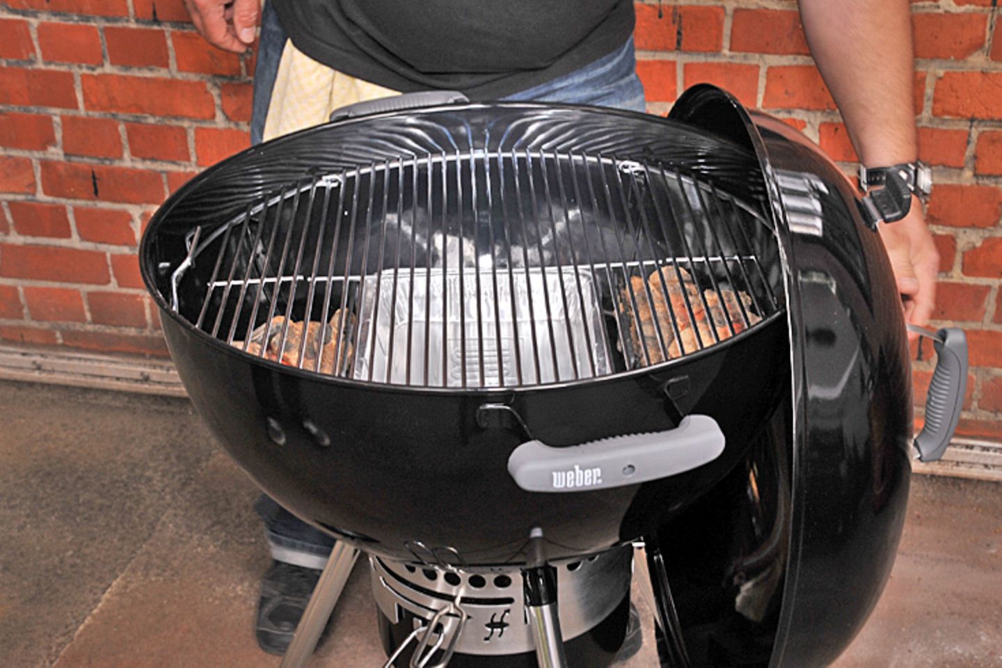 Nun noch die Aluschale zwischen die Kohlen legen und das obere Grillrost einsetzten. Nun kann mit dem indirekten Grillen begonnen werden.