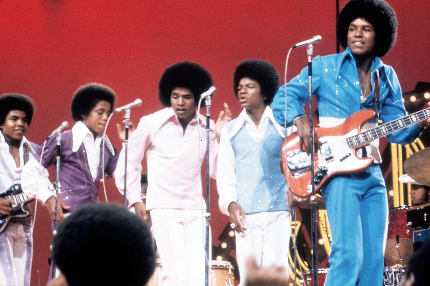 Auch die Karriere von Michael Jackson nahm hier ihren Anfang. Dabei hatte Berry Gordy zunächst Zweifel: Als er das Bewerbungsvideo der Jackson 5 gesehen hatte, zögerte er noch, die Band unter Vertrag zu nehmen. Die anschließende Live-Performance stimmte den Motown-Mogul dann um. Songs wie das unwiderstehliche "I Want You Back" werden zu Riesenhits des kleinen Michael Jackson und seiner Brüder und bescheren dem Label eine erfolgreiche Weiterentwicklung vom Sound der frühen 60er hinein in die 70er Jahre.