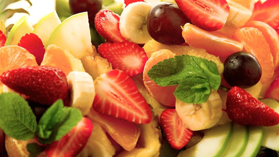 Früchte sind gesund? Nicht für alle Menschen. Wer unter einer Fruchtzucker-Unverträglichkeit leidet, wird nach dem Genuss von Obst etwa von Bauchschmerzen geplagt.