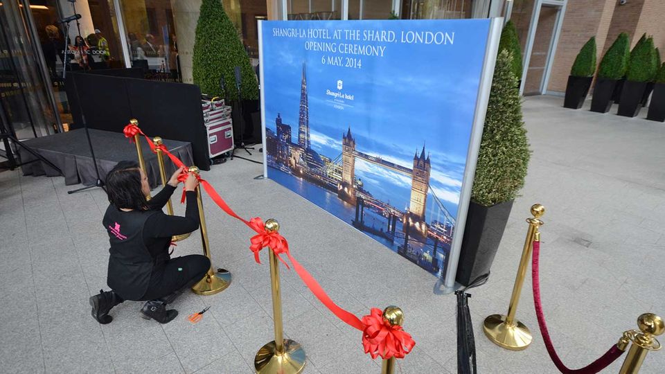 Bild 1 von 17 der Fotostrecke zum Klicken:  Die Letzte Vorbereitungen für die Hoteleröffnung des Shangri-La at The Shard, Londons erstes Luxusunterkunft auf der Südseite der Themse. Die chinesische Hotelgruppe ist mit einem Drittel der Fläche der größte Mieter des höchsten Gebäudes Londons.