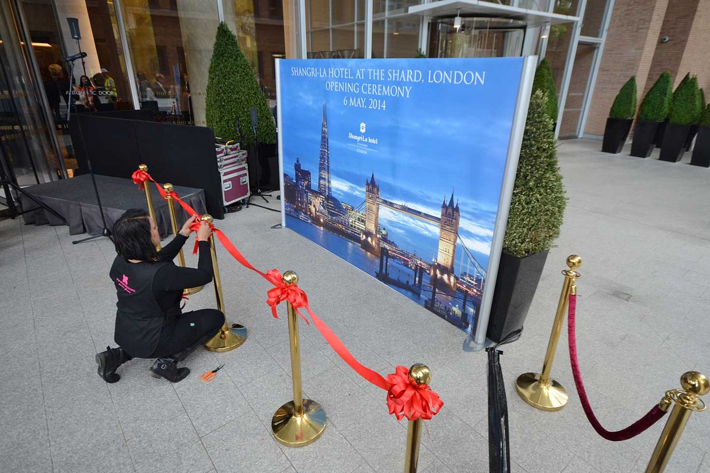 Bild 1 von 17 der Fotostrecke zum Klicken:  Die Letzte Vorbereitungen für die Hoteleröffnung des Shangri-La at The Shard, Londons erstes Luxusunterkunft auf der Südseite der Themse. Die chinesische Hotelgruppe ist mit einem Drittel der Fläche der größte Mieter des höchsten Gebäudes Londons.