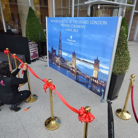Bild 1 von 17 der Fotostrecke zum Klicken:  Die Letzte Vorbereitungen für die Hoteleröffnung des Shangri-La at The Shard, Londons erstes Luxusunterkunft auf der Südseite der Themse. Die chinesische Hotelgruppe ist mit einem Drittel der Fläche der größte Mieter des höchsten Gebäudes Londons.