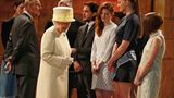Die Queen war gut aufgelegt und hatte sogar Zeit für einen kleinen Plausch mit den Schauspielern, darunter auch Sophie Turner (2.v.r.). Turner spielt in "Game of Thrones" die Rolle der Sansa Stark, Tochter von Ned Stark, dem verstorbenen König aus dem Norden. Elisabeths Ehemann Prinz Philip plaudert derweil mit Schauspieler Kit Harrington, der Sansas Halbbruder Jon Snow spielt. Neben Harrington steht Rose Leslie. In der Serie stellt sie einen Wildling dar, der sich in Snow verliebt. Die Liebe existiert auch im echten Leben: 2017 hat das Paar geheiratet.