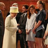 Die Queen war gut aufgelegt und hatte sogar Zeit für einen kleinen Plausch mit den Schauspielern, darunter auch Sophie Turner (2.v.r.). Turner spielt in "Game of Thrones" die Rolle der Sansa Stark, Tochter von Ned Stark, dem verstorbenen König aus dem Norden. Elisabeths Ehemann Prinz Philip plaudert derweil mit Schauspieler Kit Harrington, der Sansas Halbbruder Jon Snow spielt. Neben Harrington steht Rose Leslie. In der Serie stellt sie einen Wildling dar, der sich in Snow verliebt. Die Liebe existiert auch im echten Leben: 2017 hat das Paar geheiratet.