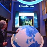 Mit diesem Neubau tritt Tui Cruises nicht in Konkurrenz zu US-Reedereien, die mit immer neuen Sensationen wie Wasserrutschen und Formel-1-Simulatoren ihr Publikum bespaßen möchten. Blickfang auf Deck 4 ist ein Entdecker-Globus, der sich drehen und anklicken lässt - zur virtuellen Reise zu Tiefseegräben, Schiffswracks und Meeresbewohnern.