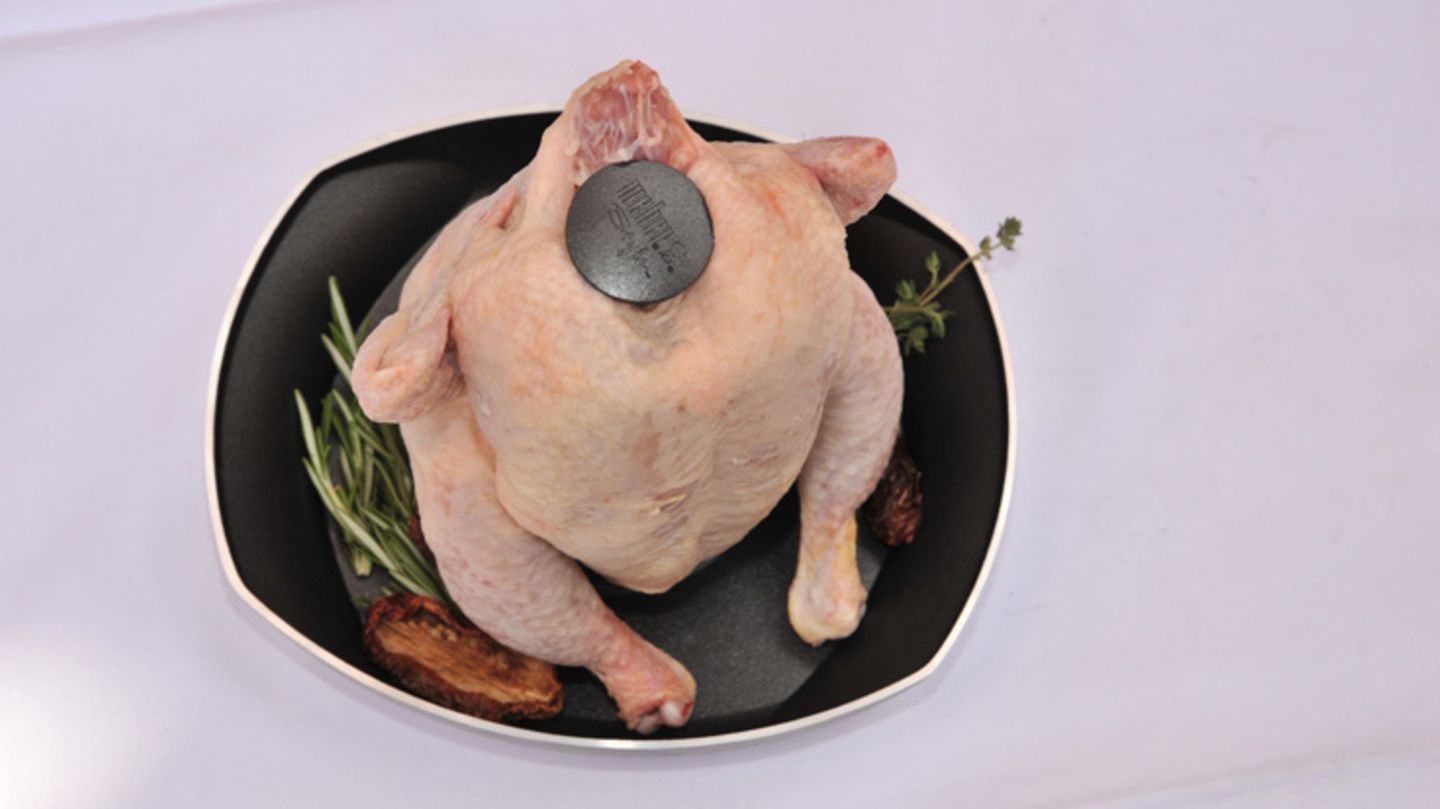 Dann den Hals mit einem Stöpsel verschließen. Das verdampfende Bier steigt so nicht einfach durch das Hühnchen durch, sondern bleibt im Fleisch. Diese Stöpsel gibt es in einigen Online-Geschäften auch mit lustigen Köpfen drauf. Wer sein Grillgut also mit dem Keramik-Kopf eines Huhns mit Sonnenbrille mag, nur zu ...