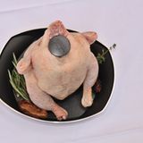 Dann den Hals mit einem Stöpsel verschließen. Das verdampfende Bier steigt so nicht einfach durch das Hühnchen durch, sondern bleibt im Fleisch. Diese Stöpsel gibt es in einigen Online-Geschäften auch mit lustigen Köpfen drauf. Wer sein Grillgut also mit dem Keramik-Kopf eines Huhns mit Sonnenbrille mag, nur zu ...