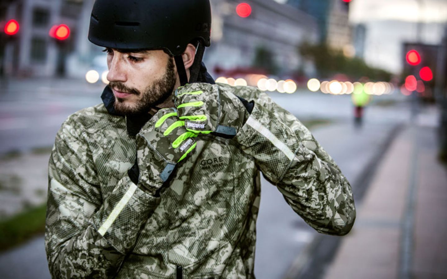 Erst für die nächste Saison: Extrem funktionell und doch für die Stadt gedacht, ist die Element Urban Linie von Gore. Der Schnitt ist im Alltag tragbarer, die Hosen sind normal geschnitten.