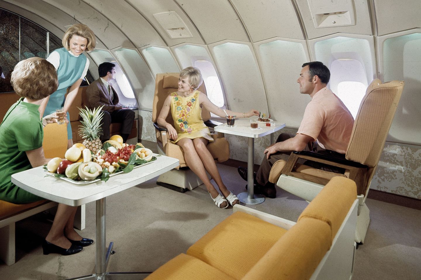 Mit der Aufnahme des Jumbojets in die Flotte vieler Airlines zu Beginn der 70er Jahren wurde das Fliegen zum Großraumerlebnis: Hier die First Class Lounge im Oberdeck einer Boeing 747 von SAS.
