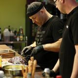 Nach gut 20 Stunden ist es soweit. Unser Pulled Pork ist fertig! Rob Reinkemeyer und der Pitboss Michael Suhr machen sich an das Zupfen mit der Gabel. Der Schulterknochen lässt sich einfach herausziehen, so locker ist das Fleisch geworden.