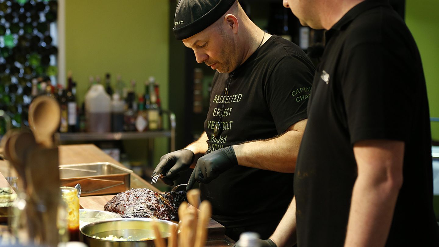 Nach gut 20 Stunden ist es soweit. Unser Pulled Pork ist fertig! Rob Reinkemeyer und der Pitboss Michael Suhr machen sich an das Zupfen mit der Gabel. Der Schulterknochen lässt sich einfach herausziehen, so locker ist das Fleisch geworden.