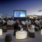 Queensland: Limes Hotel, Brisbane   Kino unterm Sternenhimmel: An der Ostküste hat der Designer Alexander Lotersztain ein Stadthotel entworfen, dessen Dachgarten zugleich als Freiluftkino dient. Das Filmprogramm im Limes Hotel lässt sich im Internet abrufen. Die Plätze in der "Roof Top Bar" sind begrenzt, der Dresscode "smart casual" - also keine Turnschuhe oder Flip-Flops.