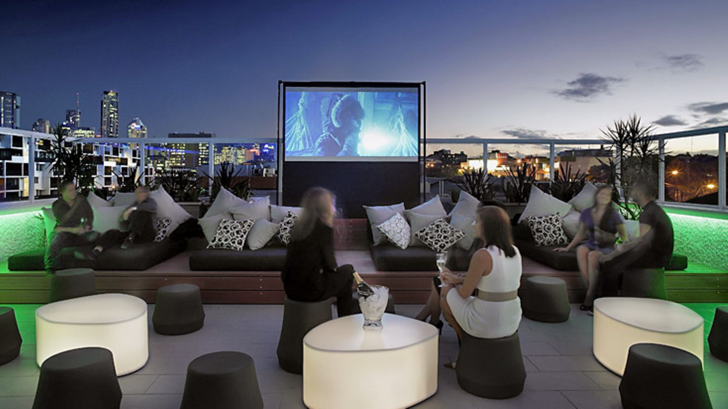Queensland: Limes Hotel, Brisbane   Kino unterm Sternenhimmel: An der Ostküste hat der Designer Alexander Lotersztain ein Stadthotel entworfen, dessen Dachgarten zugleich als Freiluftkino dient. Das Filmprogramm im Limes Hotel lässt sich im Internet abrufen. Die Plätze in der "Roof Top Bar" sind begrenzt, der Dresscode "smart casual" - also keine Turnschuhe oder Flip-Flops.