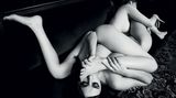 Sorrentis Akt-Fotografien sind oftmals nicht sonderlich erotisch arrangiert. Hier liegen die beiden Pornodarstellerinnen Hanna Hilton und Taylor Vixen stark ineinander verknotet am Boden.
