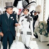 In dieser Szene wird die von Hepburn verkörperte Eliza Doolittle von Colonel Pickering (Wilfrid Hyde-White) zum Pferderennen in Ascot begleitet.  www.taschen.com