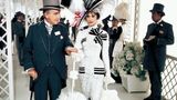 In dieser Szene wird die von Hepburn verkörperte Eliza Doolittle von Colonel Pickering (Wilfrid Hyde-White) zum Pferderennen in Ascot begleitet.  www.taschen.com