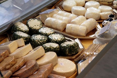 Besser genau hinschauen: Schnittkäse aus der Selbstbedienungstheke ist häufig vor Ablauf des Mindesthaltbarkeitsdatums verschimmelt.