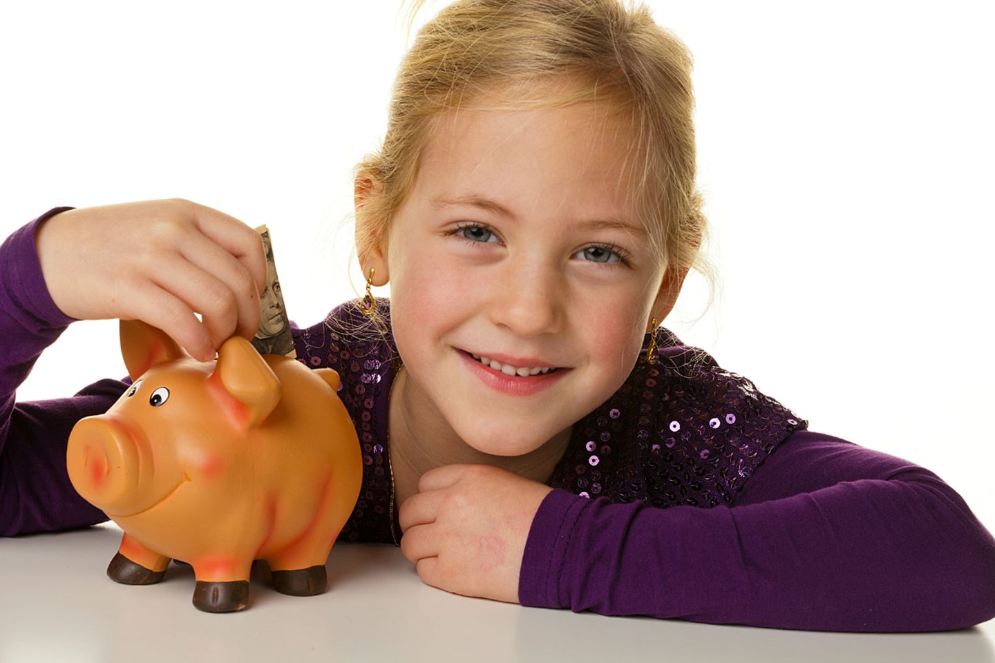 Durch Taschengeld, Geldgeschenke zum Geburtstag und großzügige Großeltern sammelt sich in den Sparschweinen mancher Kinder ganz schön was an