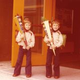 Jörg Hermes (rechts), Managing Editor, 1978 mit Zwillingsbruder Achim, eingeschult in Bargteheide