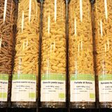 "Unverpackt" lässt sich die Waren vom Großhandel in großen Säcken liefern und bringt sie dann passgenau unter die Leute: 100 Gramm Gnocchi kosten beispielsweise 0,28 Euro.