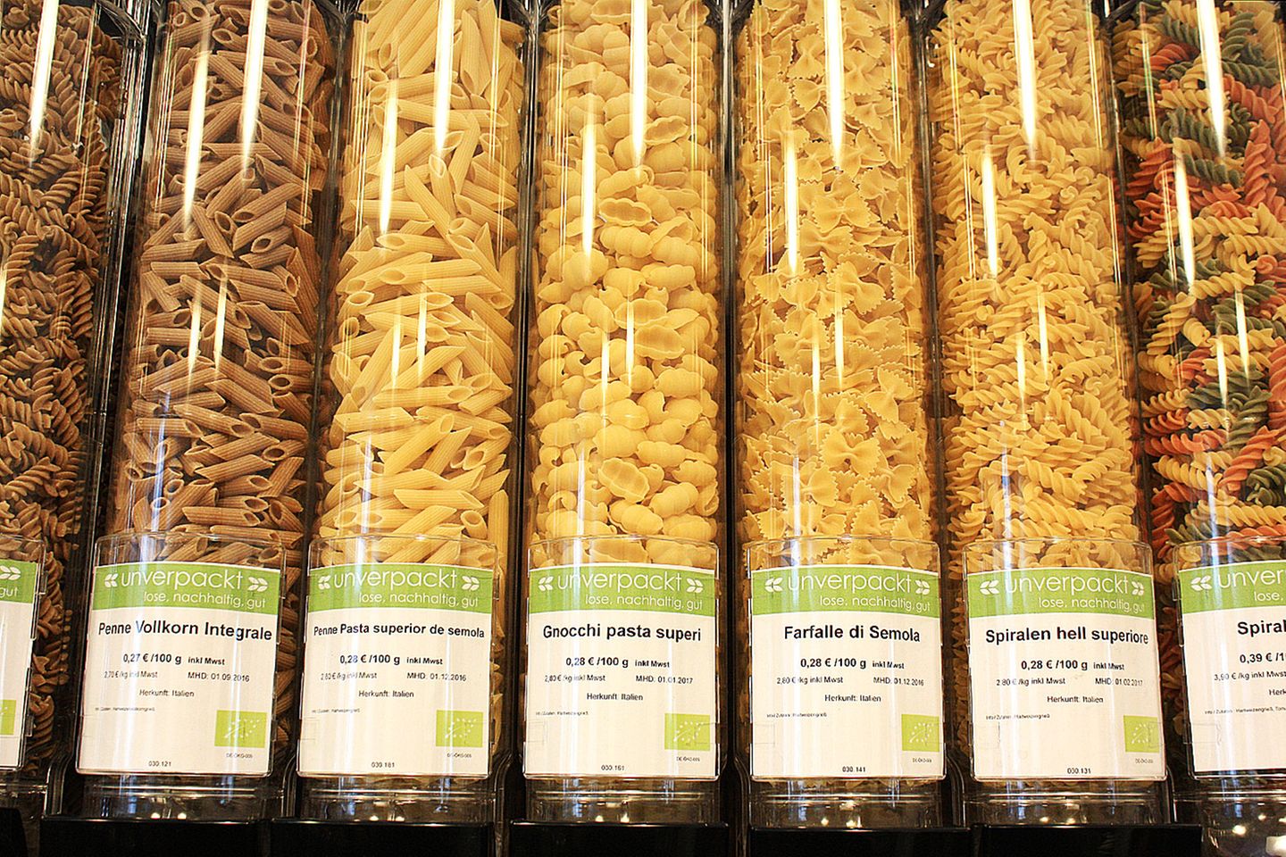 "Unverpackt" lässt sich die Waren vom Großhandel in großen Säcken liefern und bringt sie dann passgenau unter die Leute: 100 Gramm Gnocchi kosten beispielsweise 0,28 Euro.