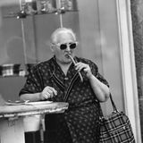 Wiener Würstchen gab es auch im Osten. Dieses Foto entstand 1960, ein Jahr vor dem Mauerbau, am Berliner Alexanderplatz.