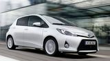Mehr als 2,5 Millionen Yaris verkaufte Toyota seit Einführung der Kleinwagenreihe 1999 in Europa, wobei traditionell Benzin- und Dieselmotoren für den Vortrieb gesorgt haben. Eine weitere Verkaufssteigerung erhoffen sich die Japaner jetzt von der dritten Motorisierung, dem Yaris Hybrid. Der in Frankreich produzierte Kleinwagen soll mit extrem niedrigem Verbrauch glänzen: 3,5 Liter pro 100 Kilometer und ganze 3,1 Liter pro 100 Kilometer im Stadtverkehr machen die Hybridversion des Yaris zum saubersten Fahrzeug mit Verbrennungsmotor in Deutschland. Zudem erhoffen sich die Verantwortlichen vom günstigen Einstiegspreis, der bei 16 990 Euro liegt, eine noch höhere Nachfrage. Rund 20 Prozent soll der Anteil des Hybriden bei den Yaris-Verkaufszahlen in Zukunft betragen. Wir konnten den sparsamen Kleinwagen schon fahren und sagen, wie er sich im normalen Alltagsverkehr verhält.