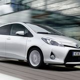 Mehr als 2,5 Millionen Yaris verkaufte Toyota seit Einführung der Kleinwagenreihe 1999 in Europa, wobei traditionell Benzin- und Dieselmotoren für den Vortrieb gesorgt haben. Eine weitere Verkaufssteigerung erhoffen sich die Japaner jetzt von der dritten Motorisierung, dem Yaris Hybrid. Der in Frankreich produzierte Kleinwagen soll mit extrem niedrigem Verbrauch glänzen: 3,5 Liter pro 100 Kilometer und ganze 3,1 Liter pro 100 Kilometer im Stadtverkehr machen die Hybridversion des Yaris zum saubersten Fahrzeug mit Verbrennungsmotor in Deutschland. Zudem erhoffen sich die Verantwortlichen vom günstigen Einstiegspreis, der bei 16 990 Euro liegt, eine noch höhere Nachfrage. Rund 20 Prozent soll der Anteil des Hybriden bei den Yaris-Verkaufszahlen in Zukunft betragen. Wir konnten den sparsamen Kleinwagen schon fahren und sagen, wie er sich im normalen Alltagsverkehr verhält.
