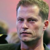 Diesen Mann kennen Sie alle: Til Schweiger. Was viele nicht wissen: Im deutschen Fernsehen war er in den frühen 90er Jahren in 39 Folgen einer bis heute laufenden TV-Serie zu sehen.