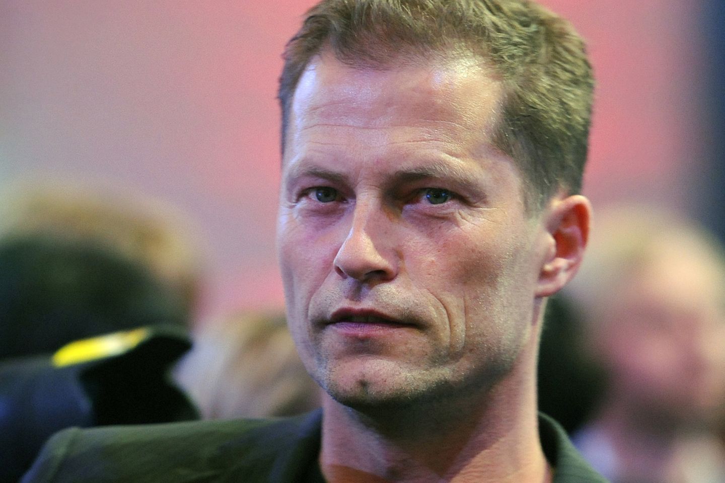 Diesen Mann kennen Sie alle: Til Schweiger. Was viele nicht wissen: Im deutschen Fernsehen war er in den frühen 90er Jahren in 39 Folgen einer bis heute laufenden TV-Serie zu sehen.