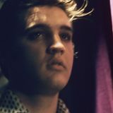 Volle Lippen, eine fesche Tolle und ein verführerischer Blick: Fotos wie dieses, entstanden im Juli 1956 in New York hinter den Kulissen der "Steve Allen Show", zeigen, wieso Elvis so viele weibliche Fans hatte.  Das Foto entstammt dem Bildband "Alfred Wertheimer. Elvis and the Birth of Rock and Roll" (Taschen Verlag)