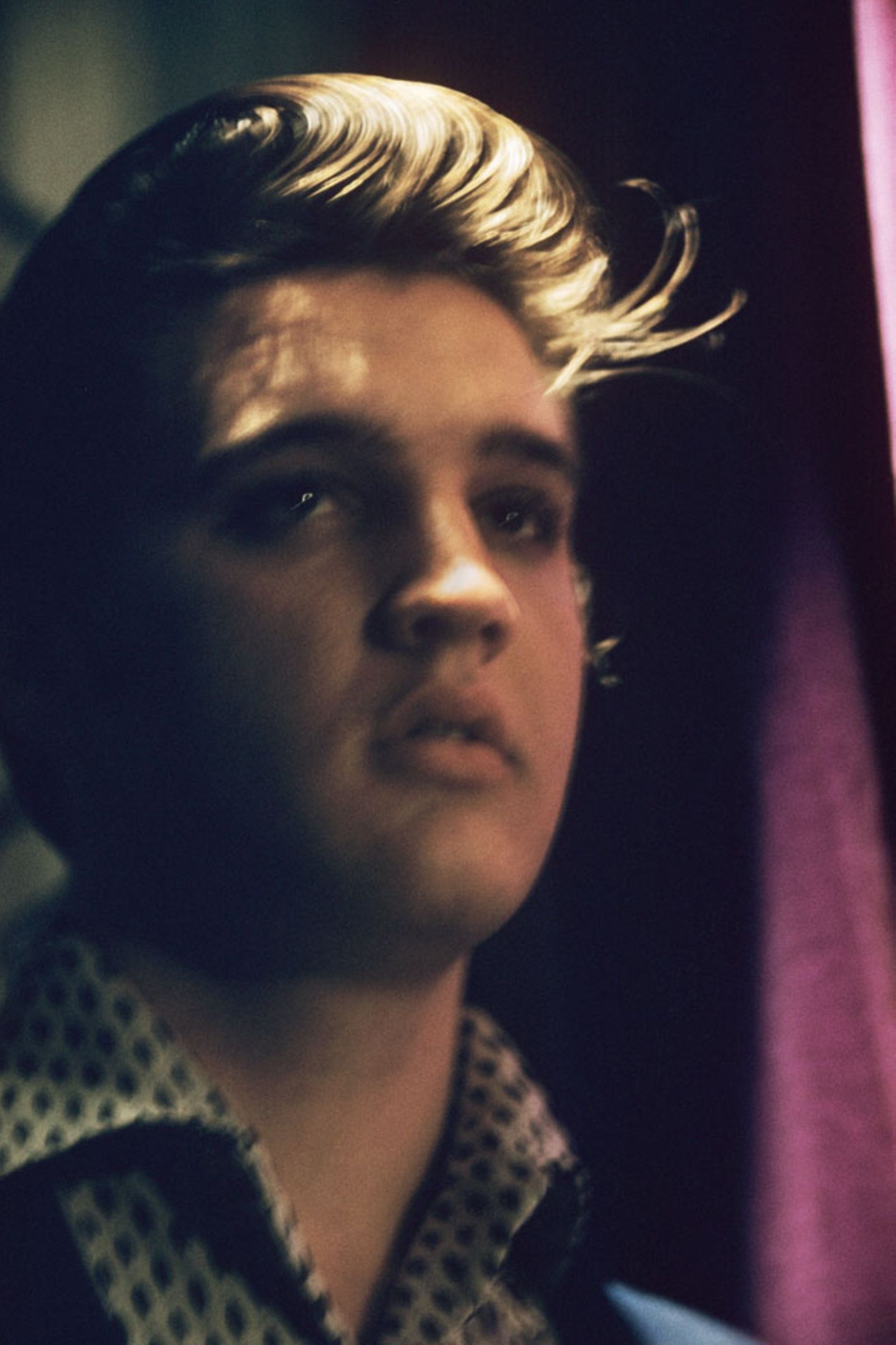 90. Geburtstag: Volle Lippen, eine fesche Tolle und ein verführerischer Blick: Fotos wie dieses, entstanden im Juli 1956 in New York hinter den Kulissen der "Steve Allen Show", zeigen, wieso Elvis so viele weibliche Fans hatte. Das Foto entstammt dem Bildband "Alfred Wertheimer. Elvis and the Birth of Rock and Roll" (Taschen Verlag) Volle Lippen, eine fesche Tolle und ein verführerischer Blick: Fotos wie dieses, entstanden im Juli 1956 in New York hinter den Kulissen der "Steve Allen Show", zeigen, wieso Elvis so viele weibliche Fans hatte. Das Foto entstammt dem Bildband "Alfred Wertheimer. Elvis and the Birth of Rock and Roll" (Taschen Verlag)