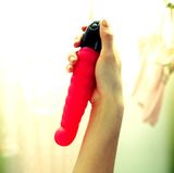 Wie heißt das?  Patchy Paul - ein Charmeur, der nie sein Ziel verfehlt.  Ist das für Frauen oder Männer?  Vornehmlich für Frauen, aber auch Mann kann sich äußerlich stimulieren lassen.  Wozu brauche ich das?   Zur vaginalen Verwendung und zur Stimulation aller äußeren erogenen Zonen, wie Brustwarzen, Klitoris, Penis oder Perineum – so steht das zumindest in der Beschreibung, aber fragt mich nicht, was ein Perineum ist ... und ich habe mich nicht getraut zu googlen ...  Wie glücklich macht mich das auf einer Skala von 1 bis 10 (10 ist sehr sehr glücklich)?   7. Was aber wohl weniger an dem Gerät an sich liegt, als an der Tatsache, dass kein Sextoy der Welt einen echten Mann im Bett ersetzen kann (jedenfalls für mich persönlich).  Was behaupte ich, wenn meine Nichte das findet?  Das? Achsoooo, ja das ist einer dieser neumodischen Milchaufschäumer. Ich trinke doch keine Kuhmilch. Das hier ist extra für Reismilch gemacht. Die kann man ja nicht wie normale Kuhmilch aufschäumen. Durch die Vibration wird die Reismilch quasi aufgeschüttelt. Kein Mensch wird fragen, weil die meisten es eh für einen Spleen halten. Und sollte ich es doch vorführen müssen, würde ich einfach so tun, als wäre die Batterie leer ...  Würden meine Eltern das benutzen?   MEINE ELTERN HABEN SEX???  Was kostet das?  89 Euro